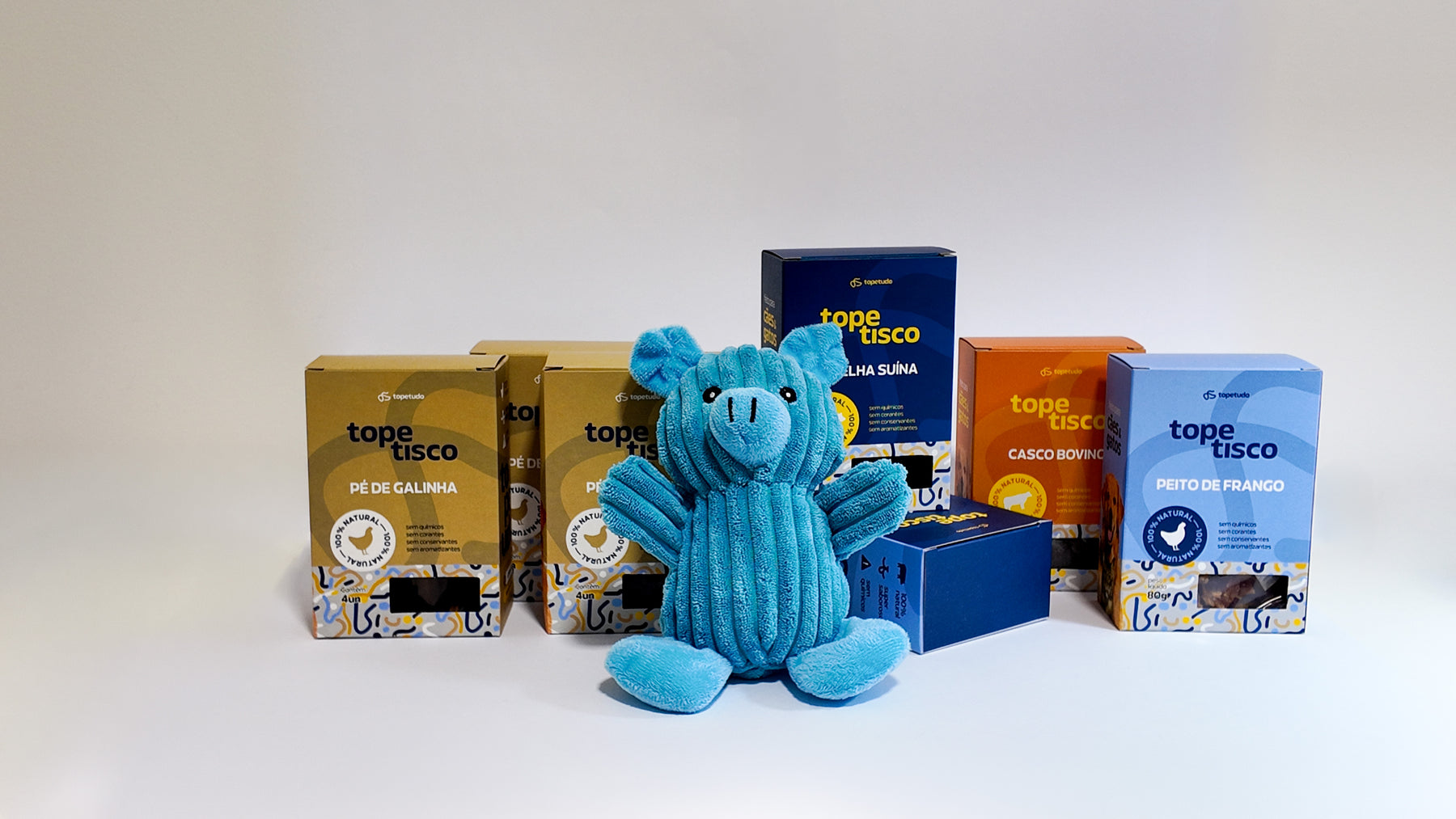 Kit Premium de Petiscos Naturais para Cachorro com Pé de Galinha, Orelha, Peito Desidratado, Casco Bovino e Pelúcia – Kit Premium + Pelúcia